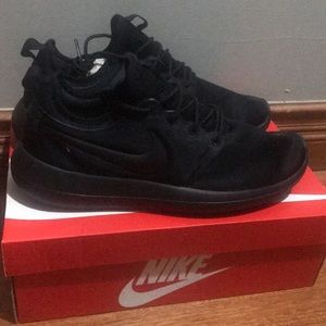 Brand new men’s Nike Roshe Two Triple Black Shoes